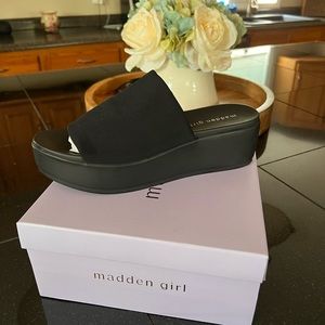 Madden Girl Shelbie platform slides Sz7.5